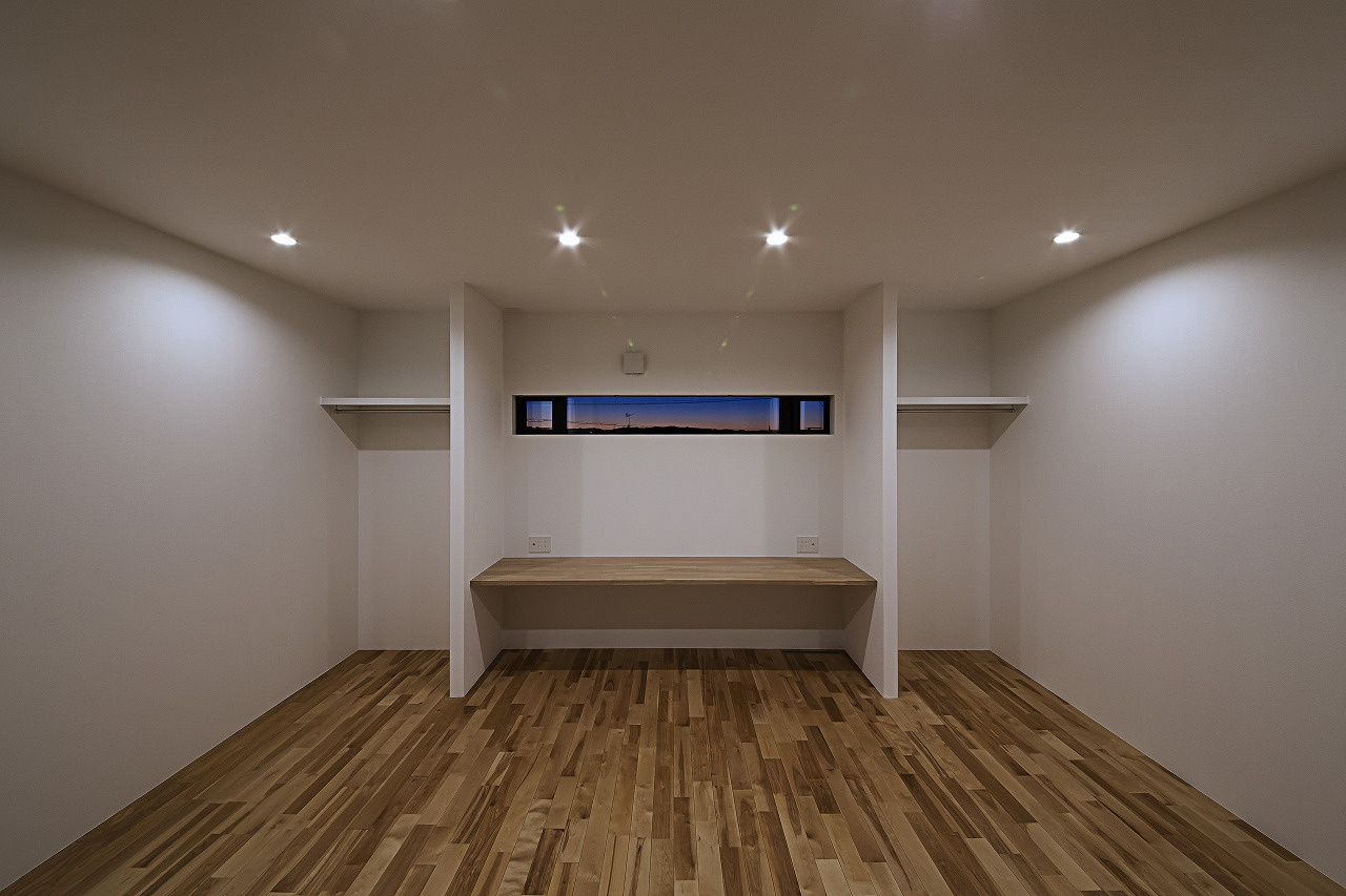 玄関からLDKに至る途中の子ども部屋