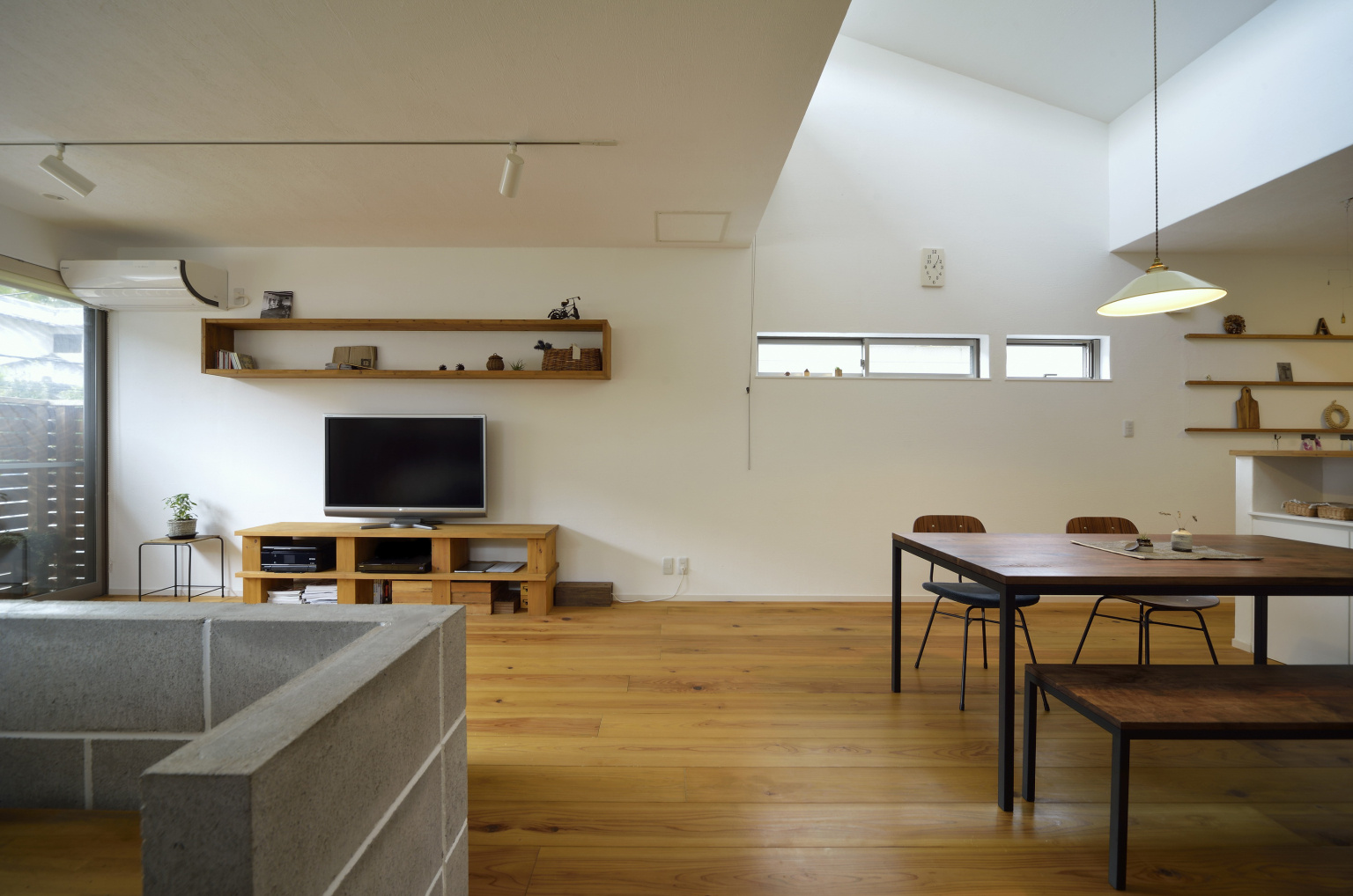 二世帯住宅における子供部屋の新しい考え方の家 大阪 天井の高いダイニングは開放感があり 天井の低いリビングは落ち着きのある空間に 二世帯住宅 大阪 重量木骨の家 選ばれた工務店と建てる木造注文住宅