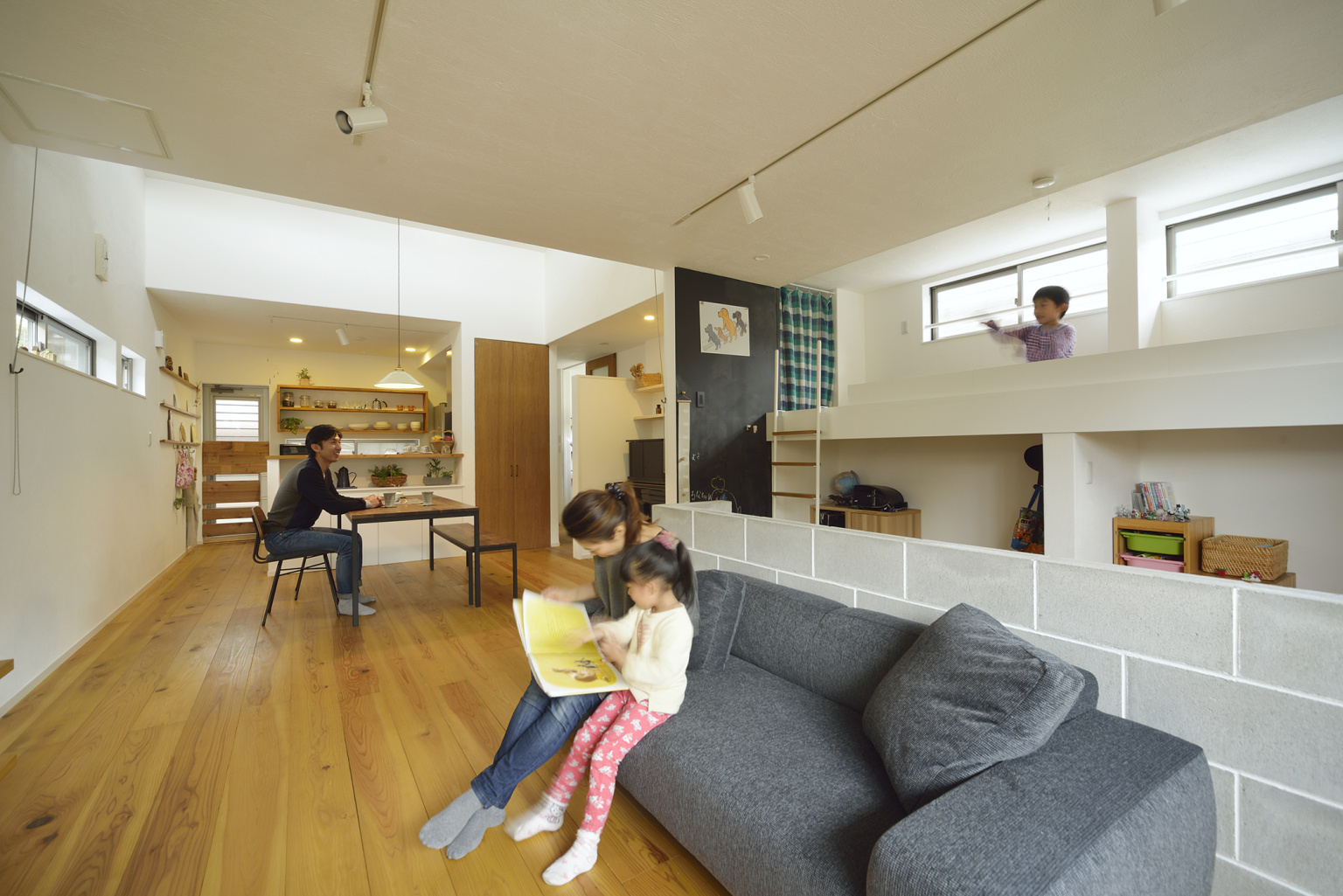 リビング・ダイニングの一角は子ども専用スペース｜二世帯住宅｜大阪