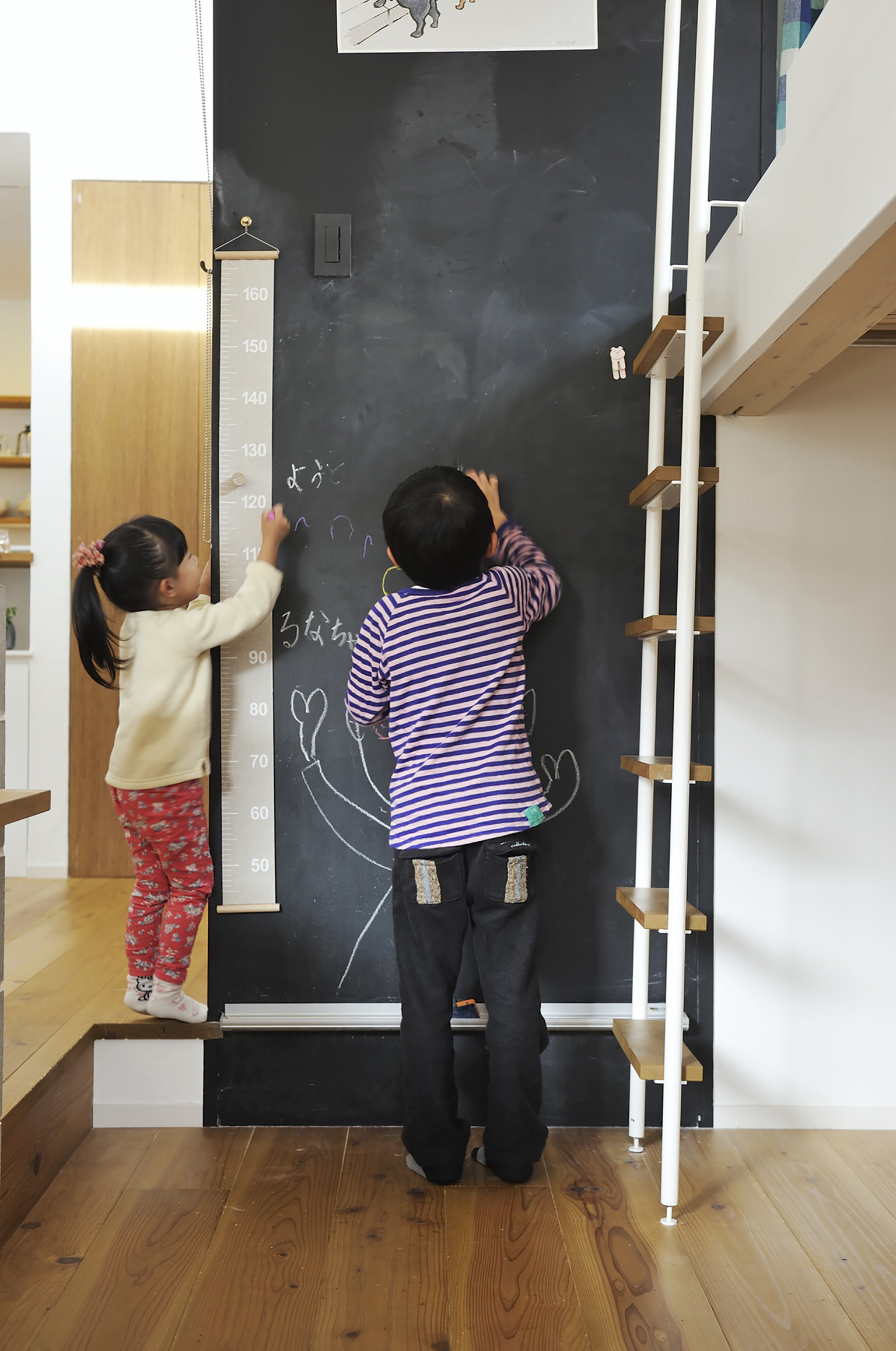 黒板塗装をした壁は子どもたちのお気に入りの場所｜二世帯住宅｜大阪