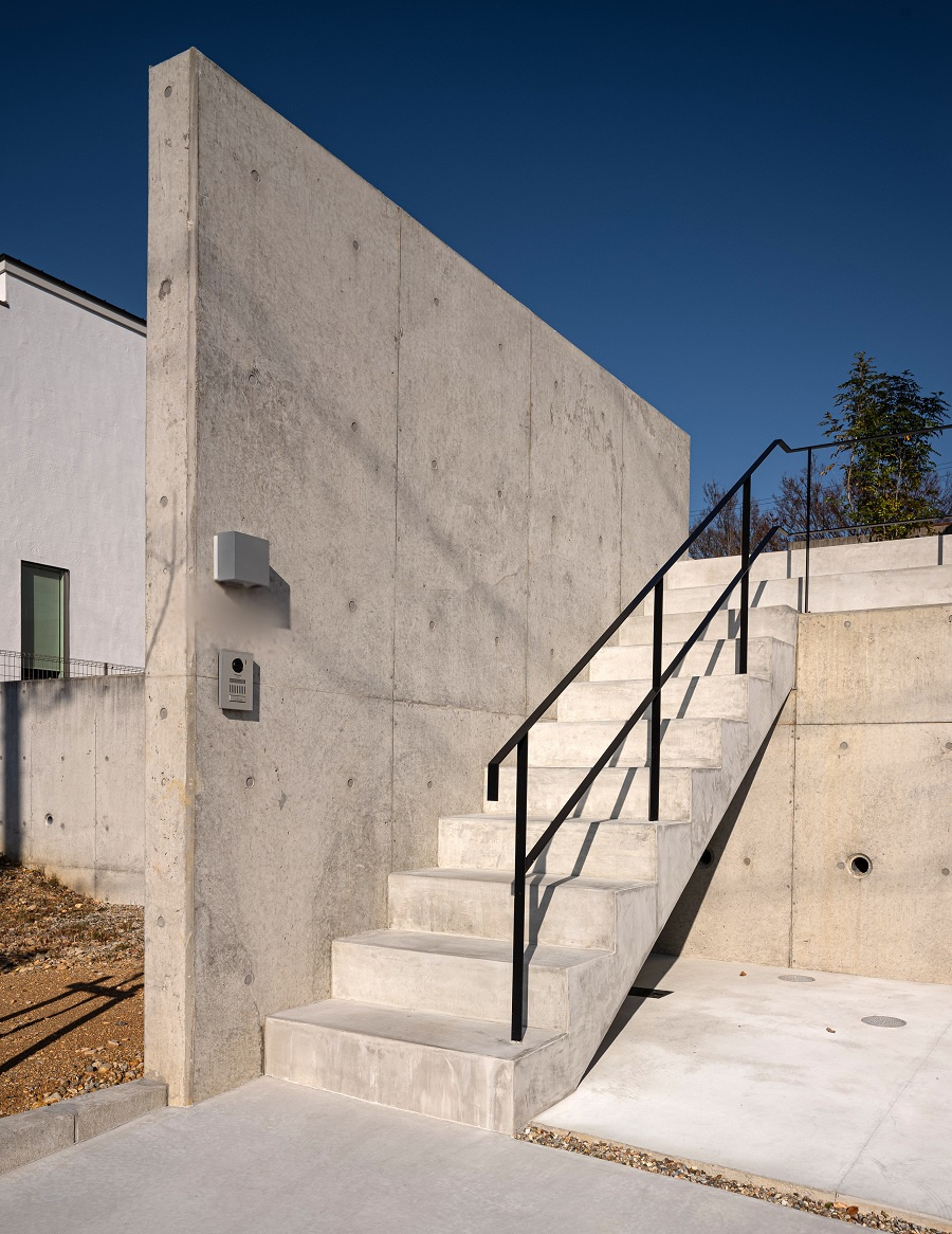 高台の土地へ上る屋外コンクリート階段とコンクリート壁