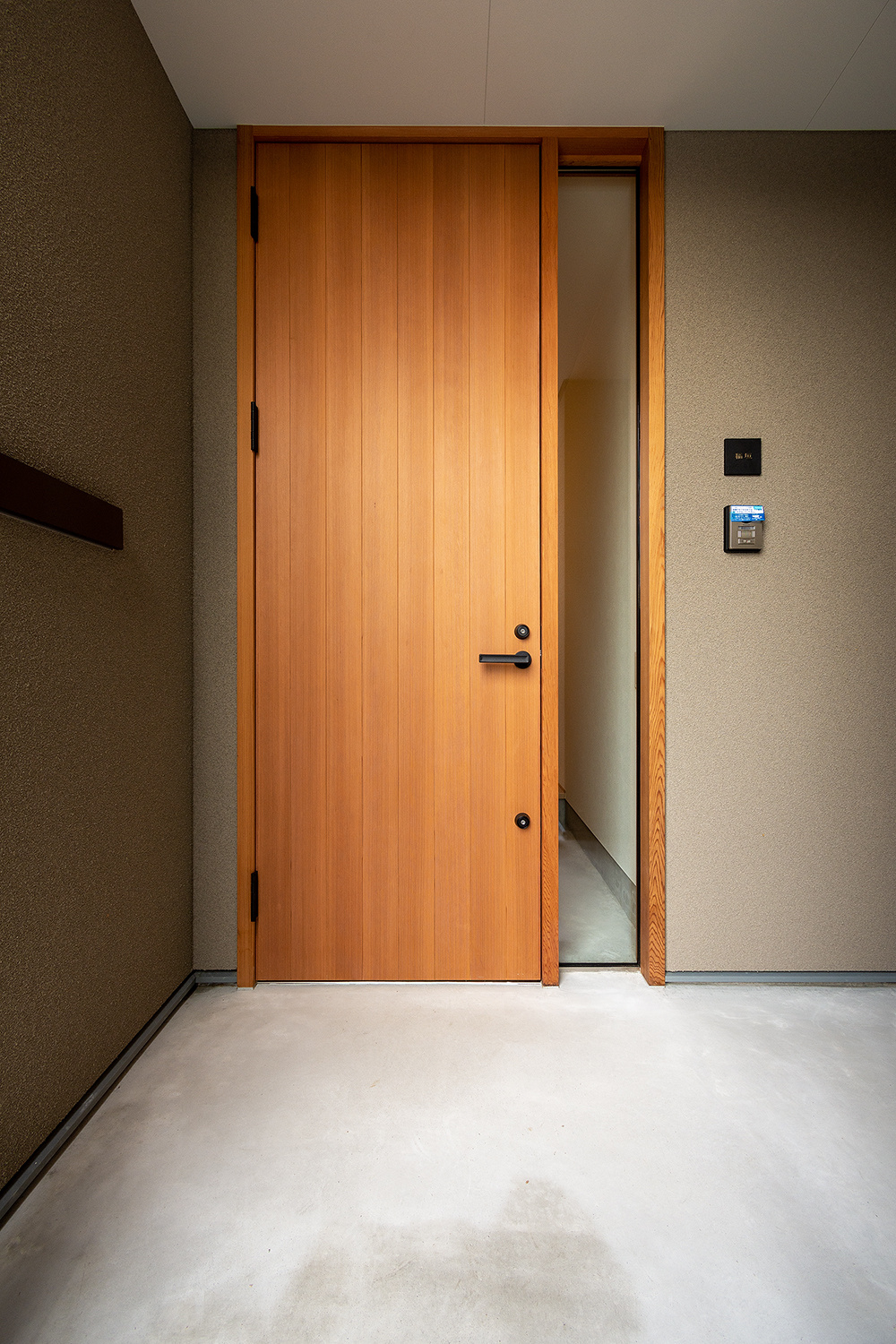 デザイン性と利便性を兼ね備えた玄関建具