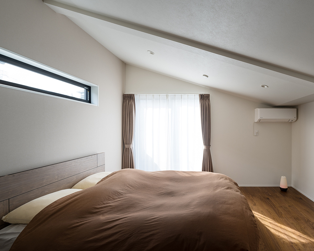 陽の光が十分に入る寝室/勾配天井を活かした空間