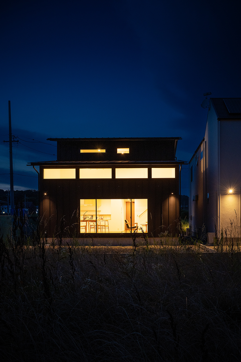 南側の外観夜景もおしゃれな家