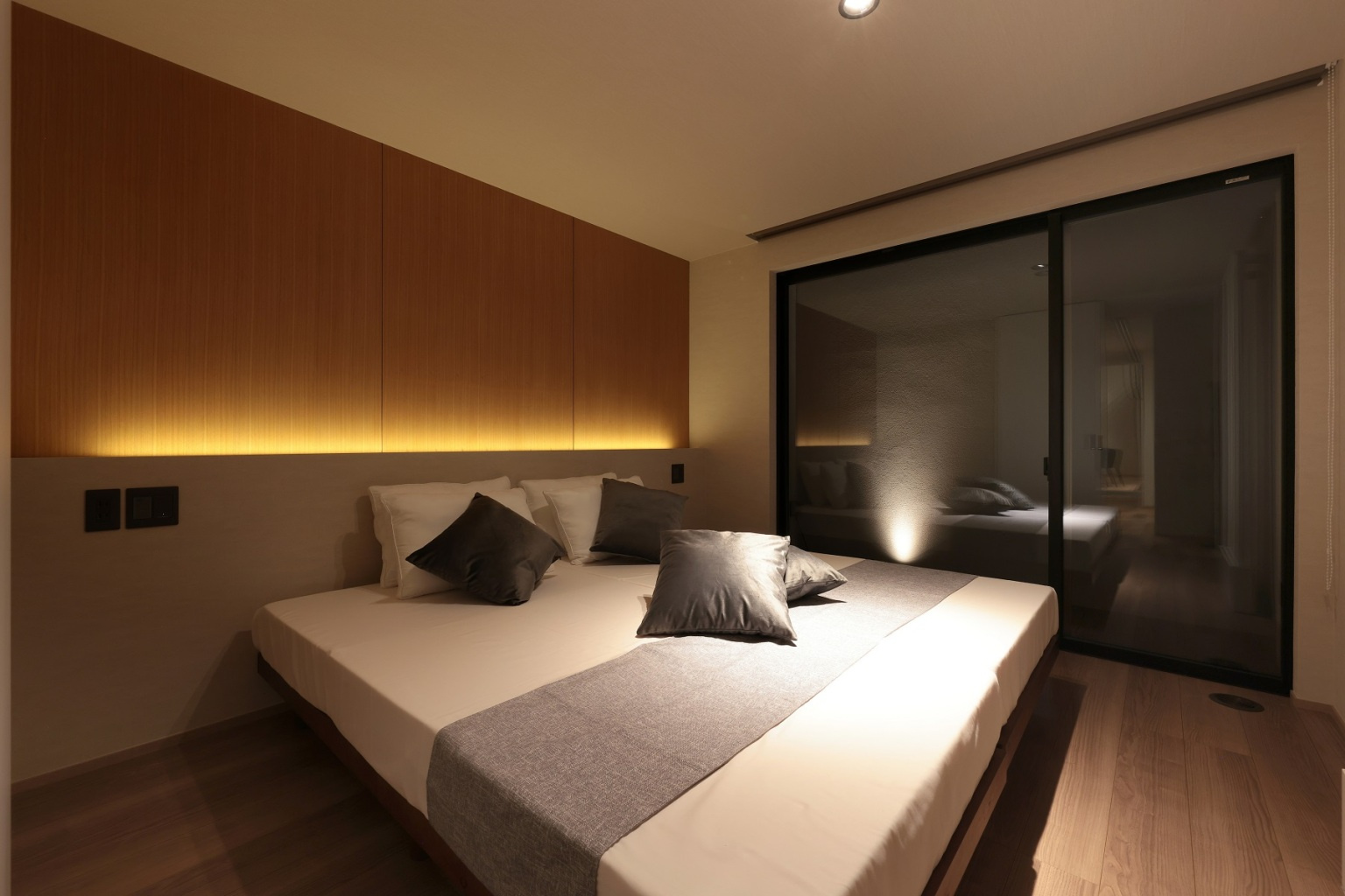 間接照明が美しいホテルライクな寝室