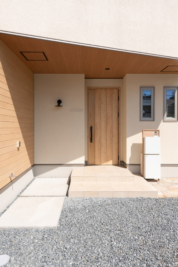 木調壁と斜めバルコニーが印象的な斬新かつナチュラルデザインの家