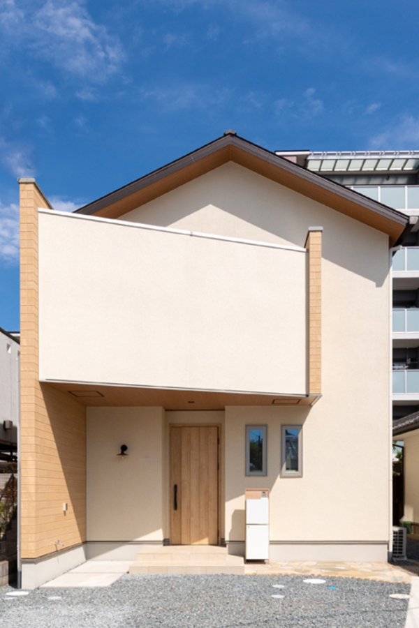 木調壁と斜めバルコニーが印象的な斬新かつナチュラルデザインの家