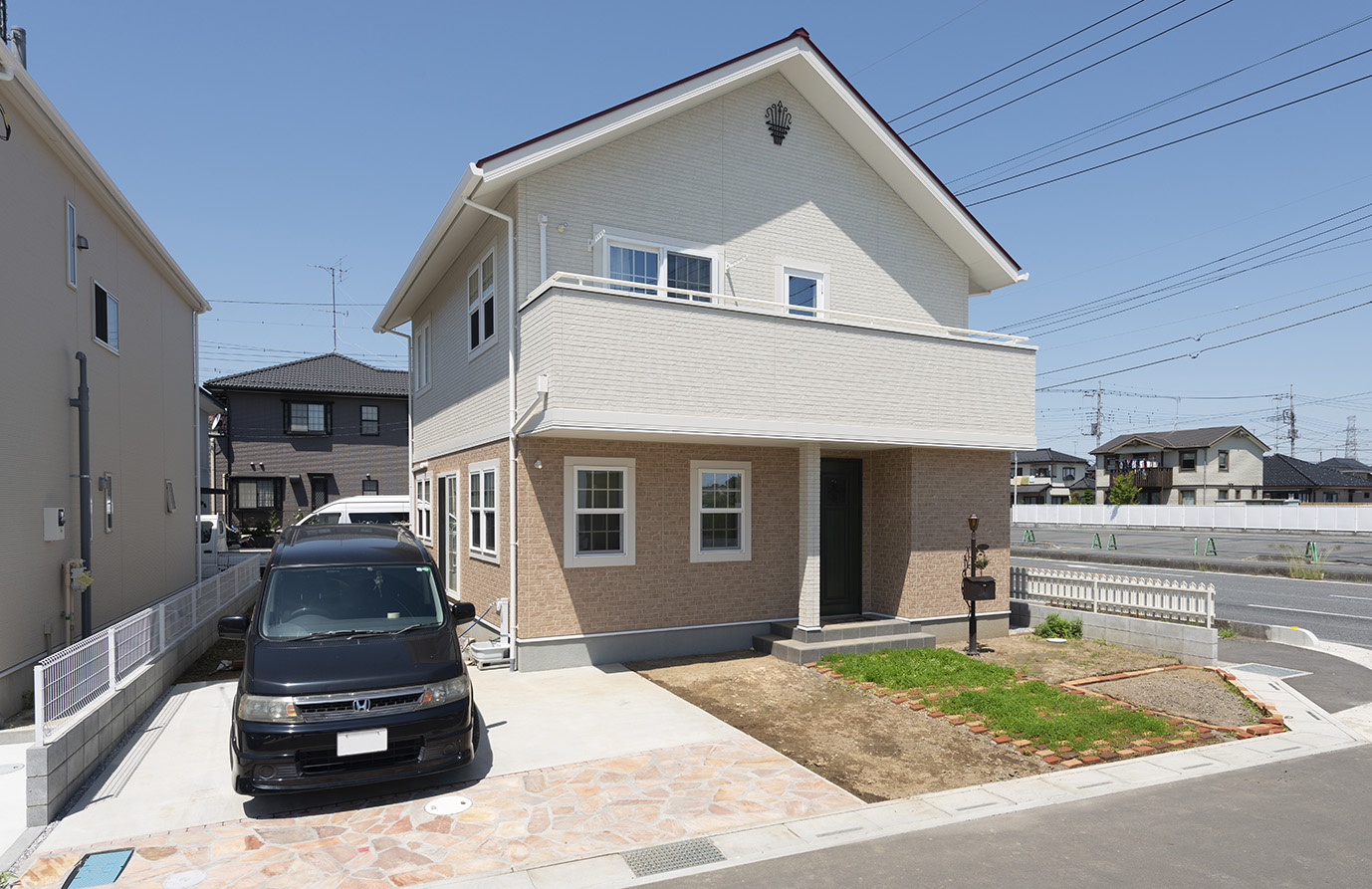 レンガ風の外壁と赤い三角屋根の外観