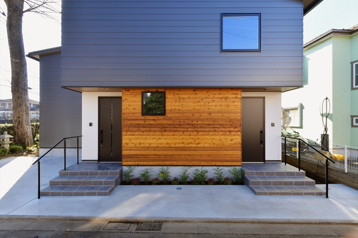 ガルバリウム鋼板×木で魅せる二世帯住宅