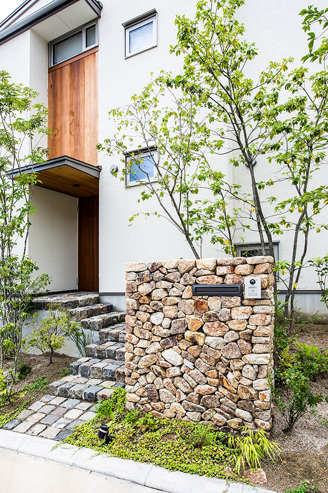 jardin-pente-moderne-terrasse-bois-arbustes-buis