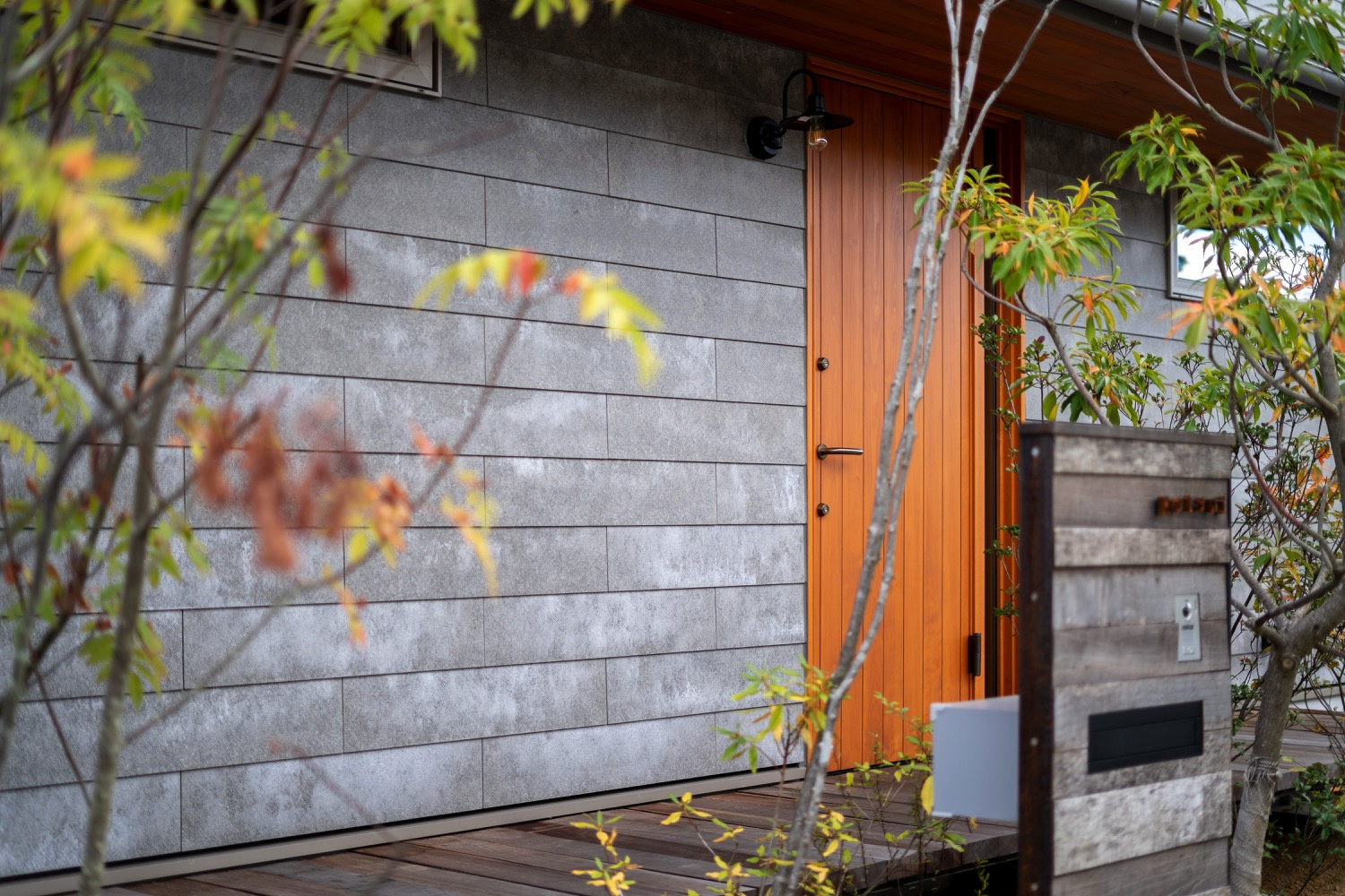 【奈良｜中庭のある暮らし】木製断熱玄関ドアと外壁のSOLIDの素材が趣ある佇まいに