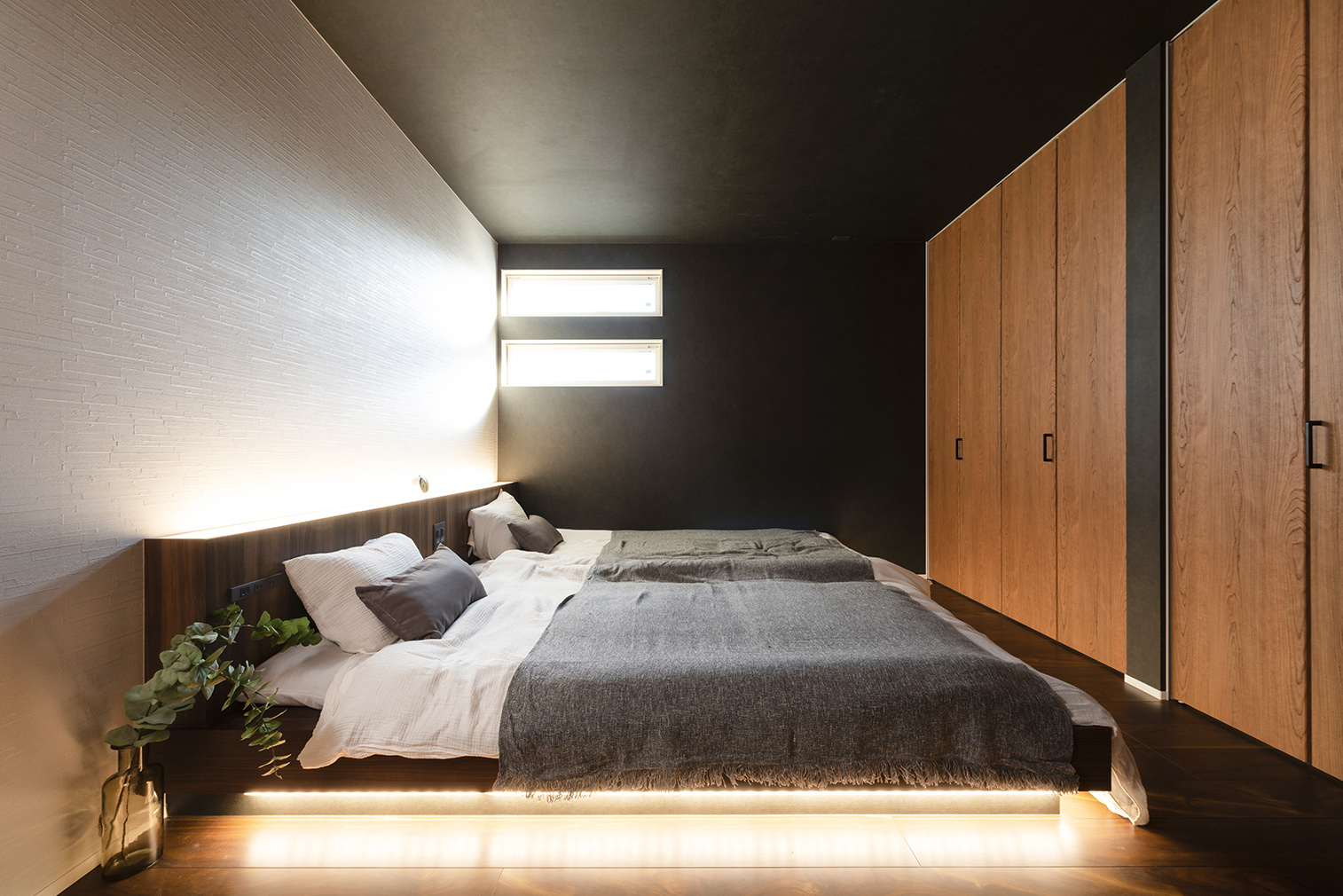 間接照明と木目調でホテルライクな空間の主寝室