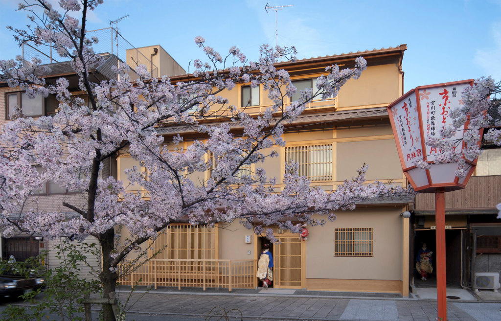 京都・鴨川沿い、花街のお茶屋さんは重量木骨