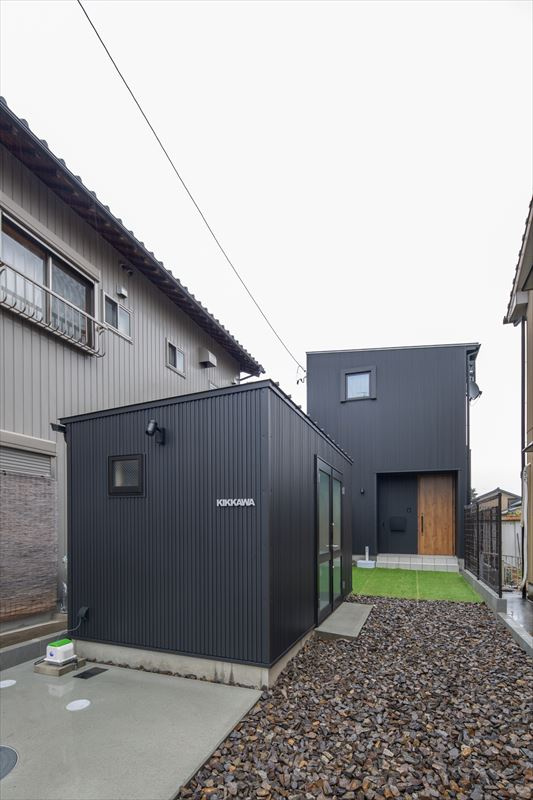 スキップフロアとバイクガレージ小屋のある狭小住宅