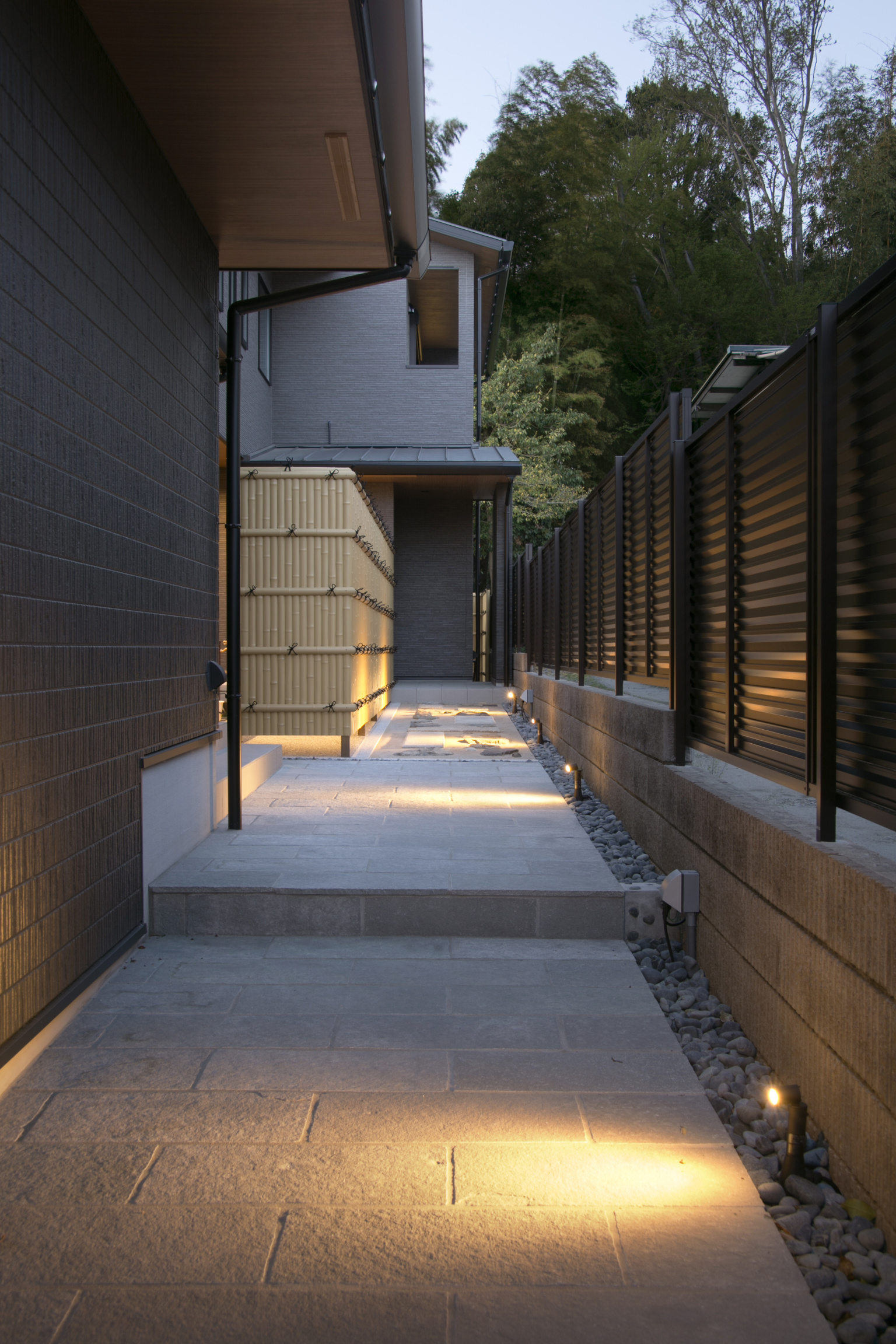 京都の路地を歩くような玄関へのアプローチ