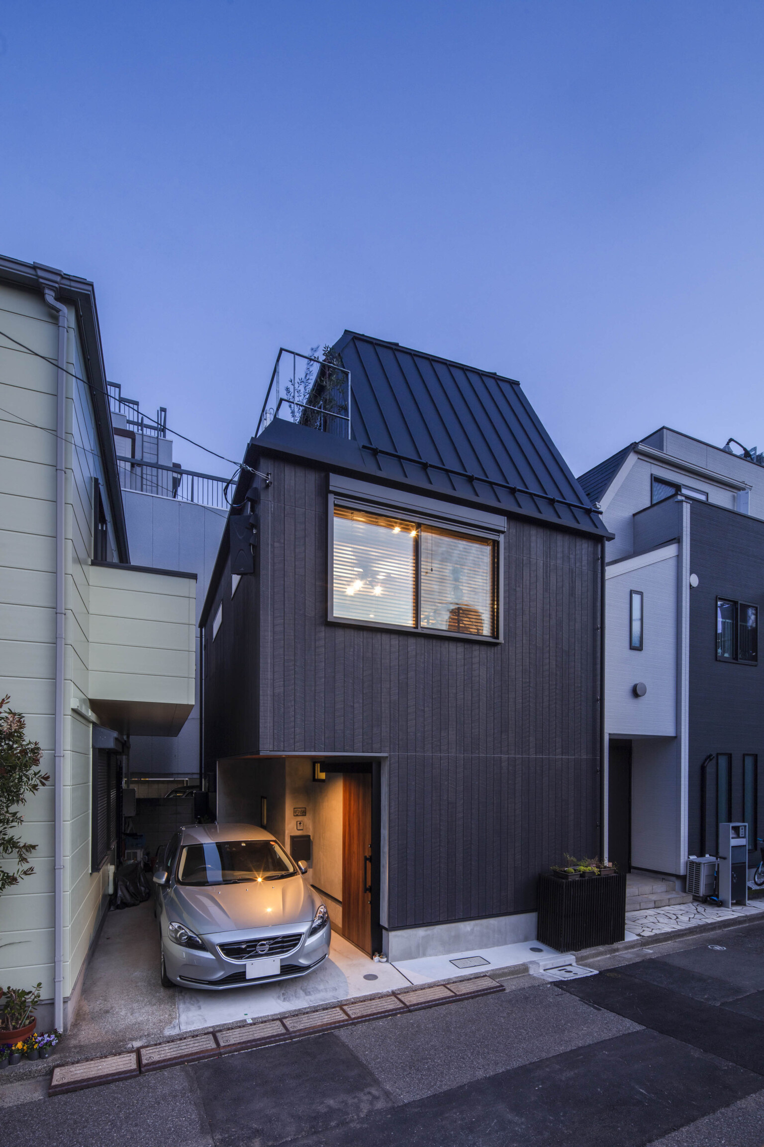 【東京】オーバーハングを利用した駐車スペースのある狭小住宅