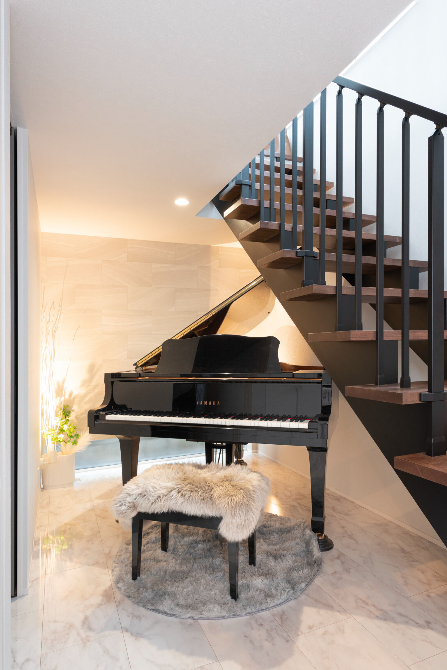 階段下にはグランドピアノのスペース。