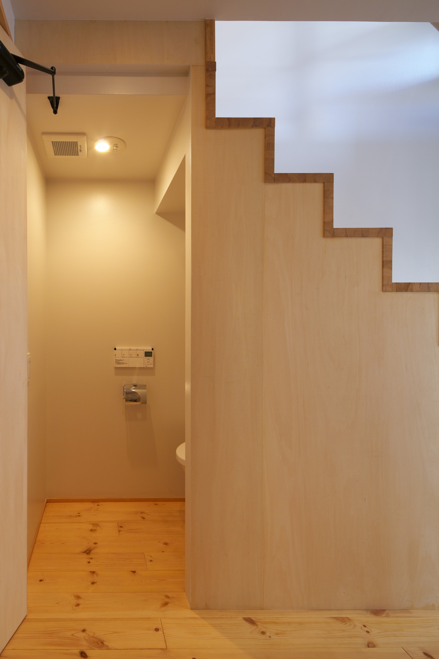 【東京】階段下を有効活用したトイレ