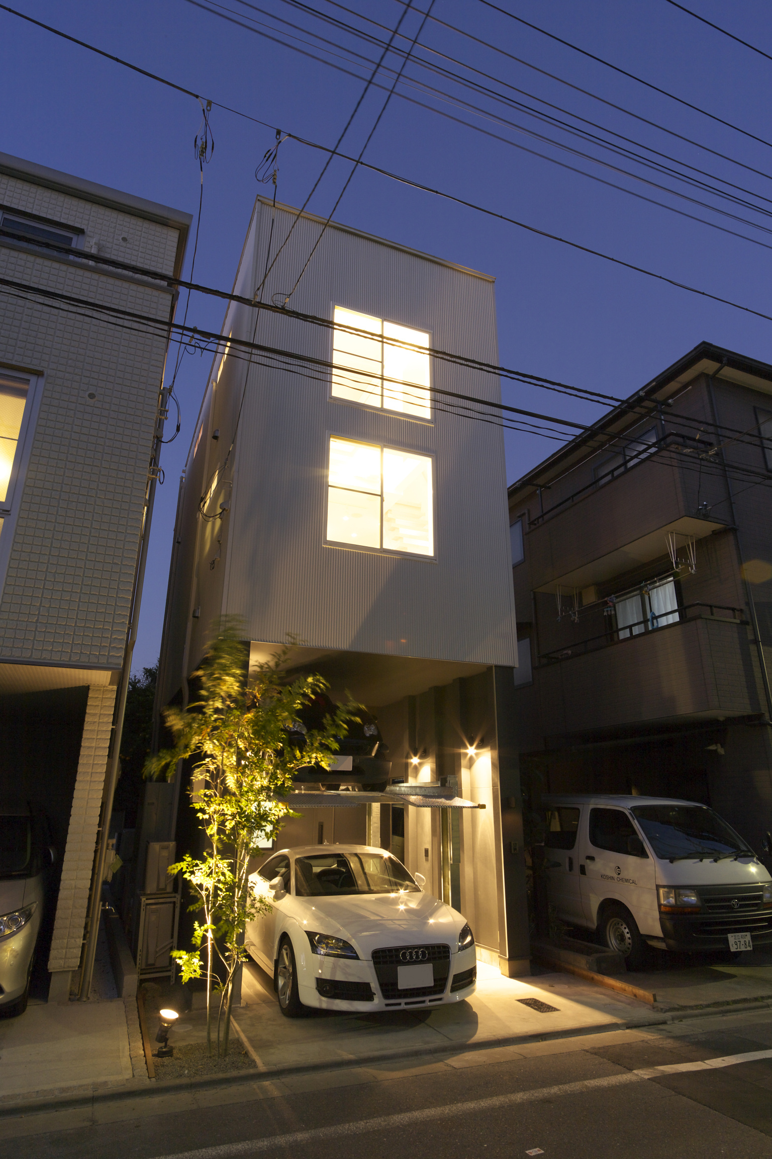 【東京】間口が小さくても立体駐車で要望を実現｜ガレージハウス×３階建て×注文住宅