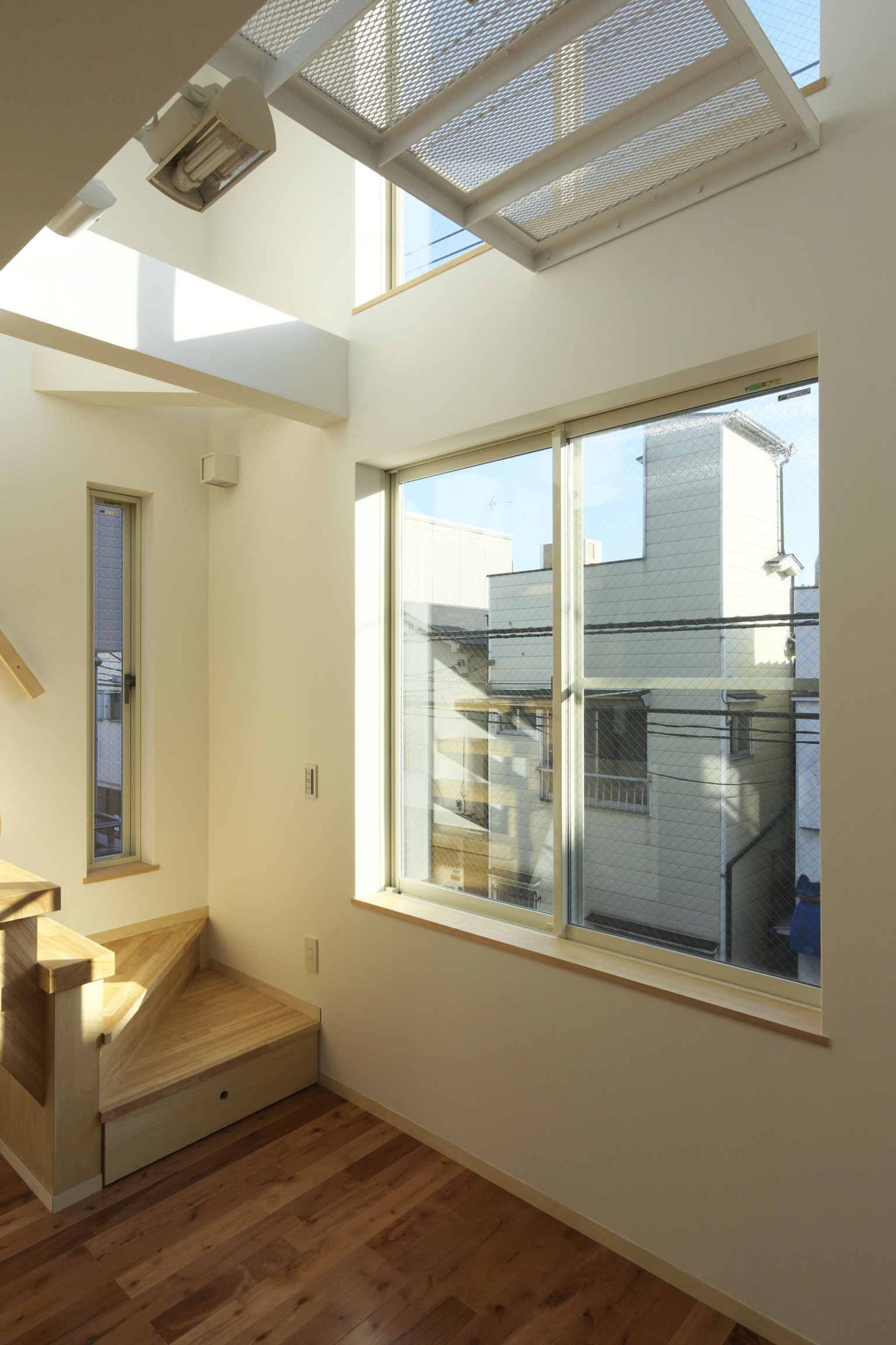 【東京】日当たりを重視した窓と吹抜け｜狭小住宅×暖かい家×デザイン