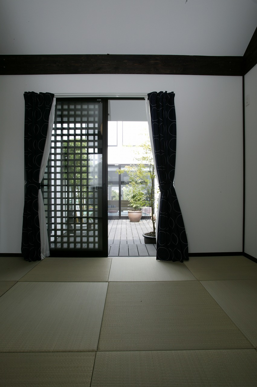 和室から中庭を望む。窓を開けるときのときめきを感じる格子