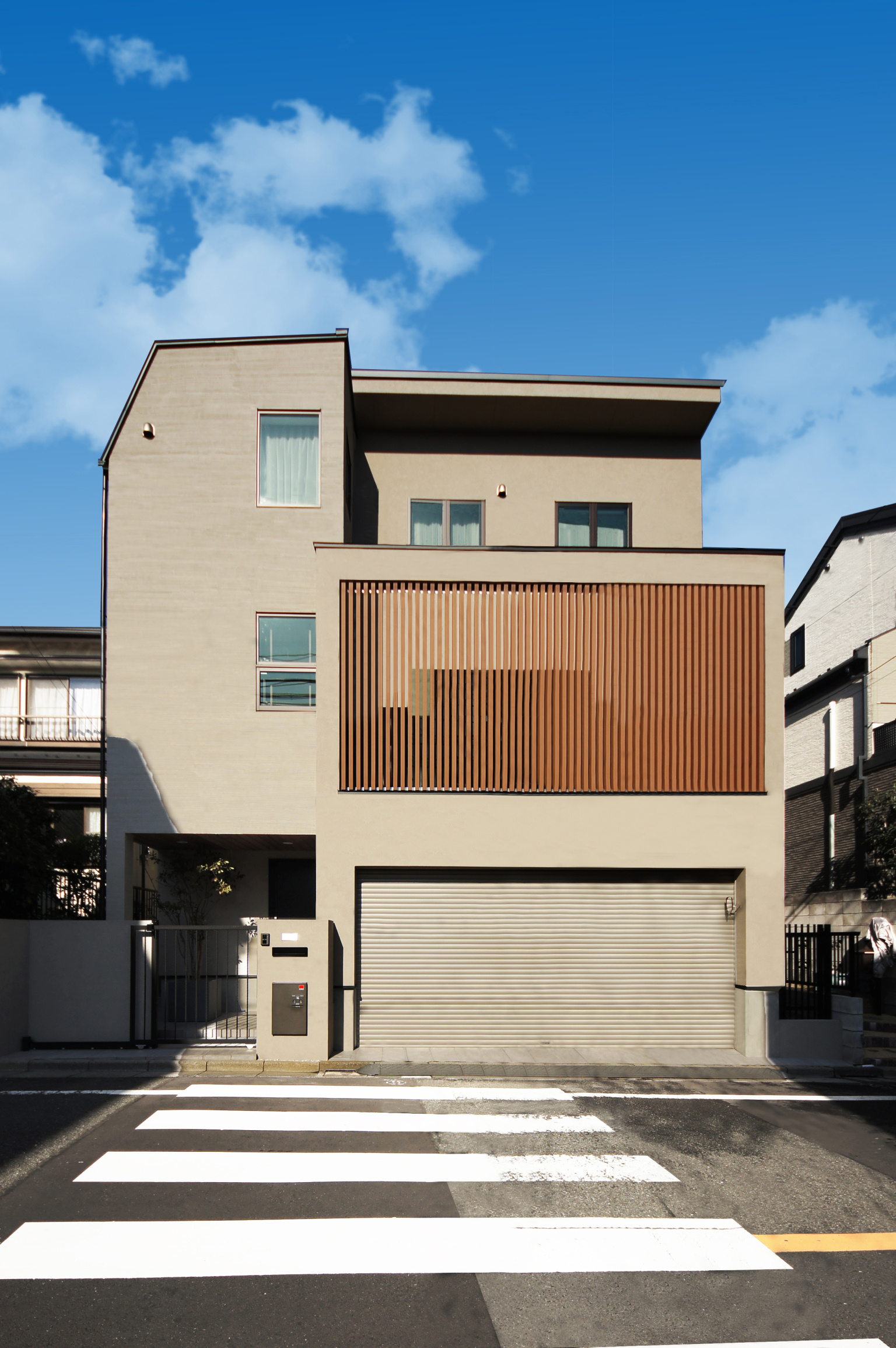 【東京都大田区】ルーバーが印象的なベージュの外観