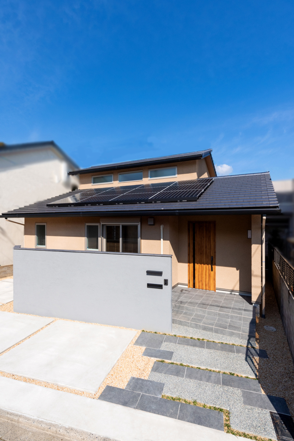 のびやかな水平ラインが美しい、平屋のような2階建ての家