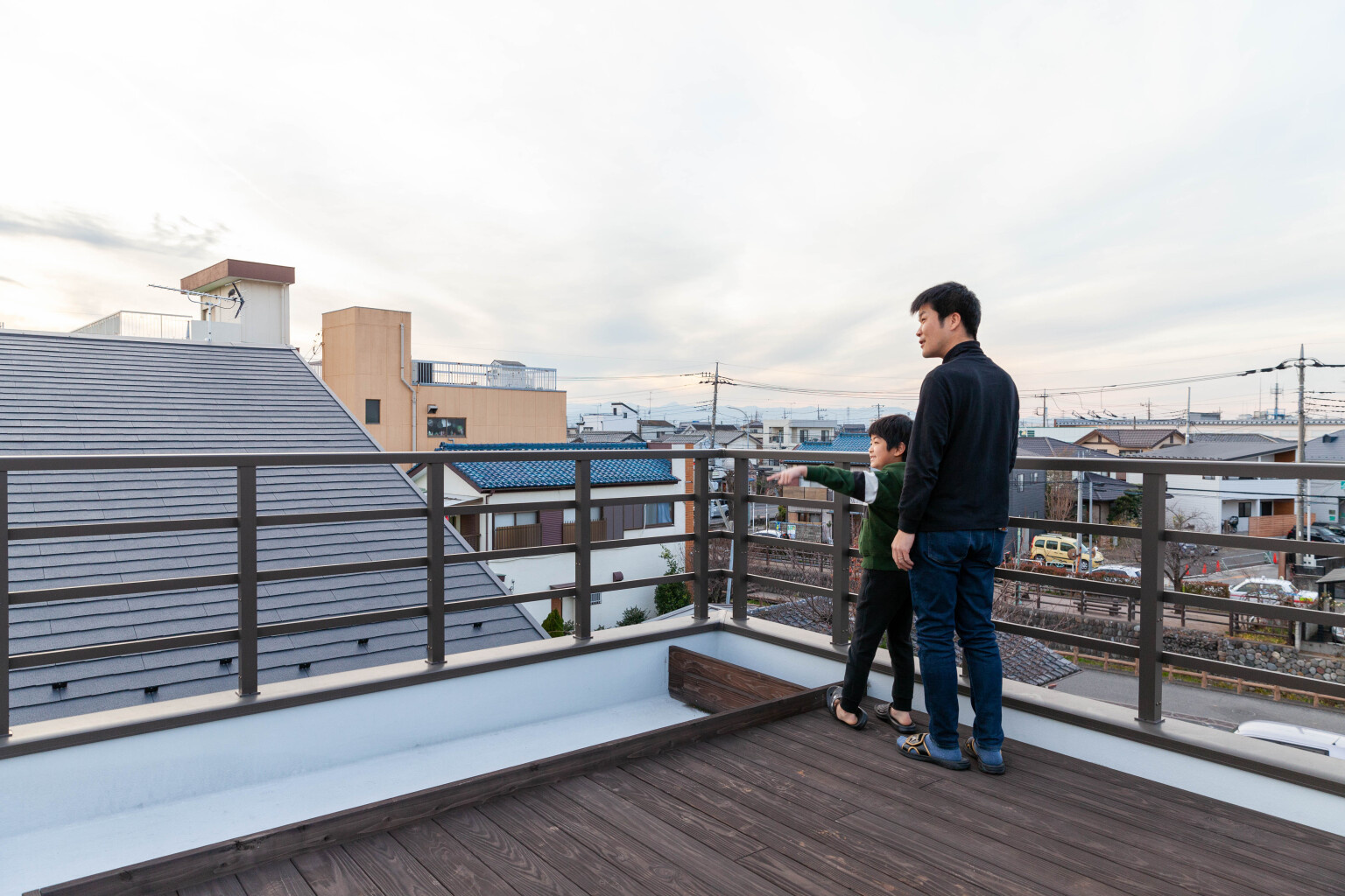 川越の街並みと広い空を見渡せる屋上のデッキ