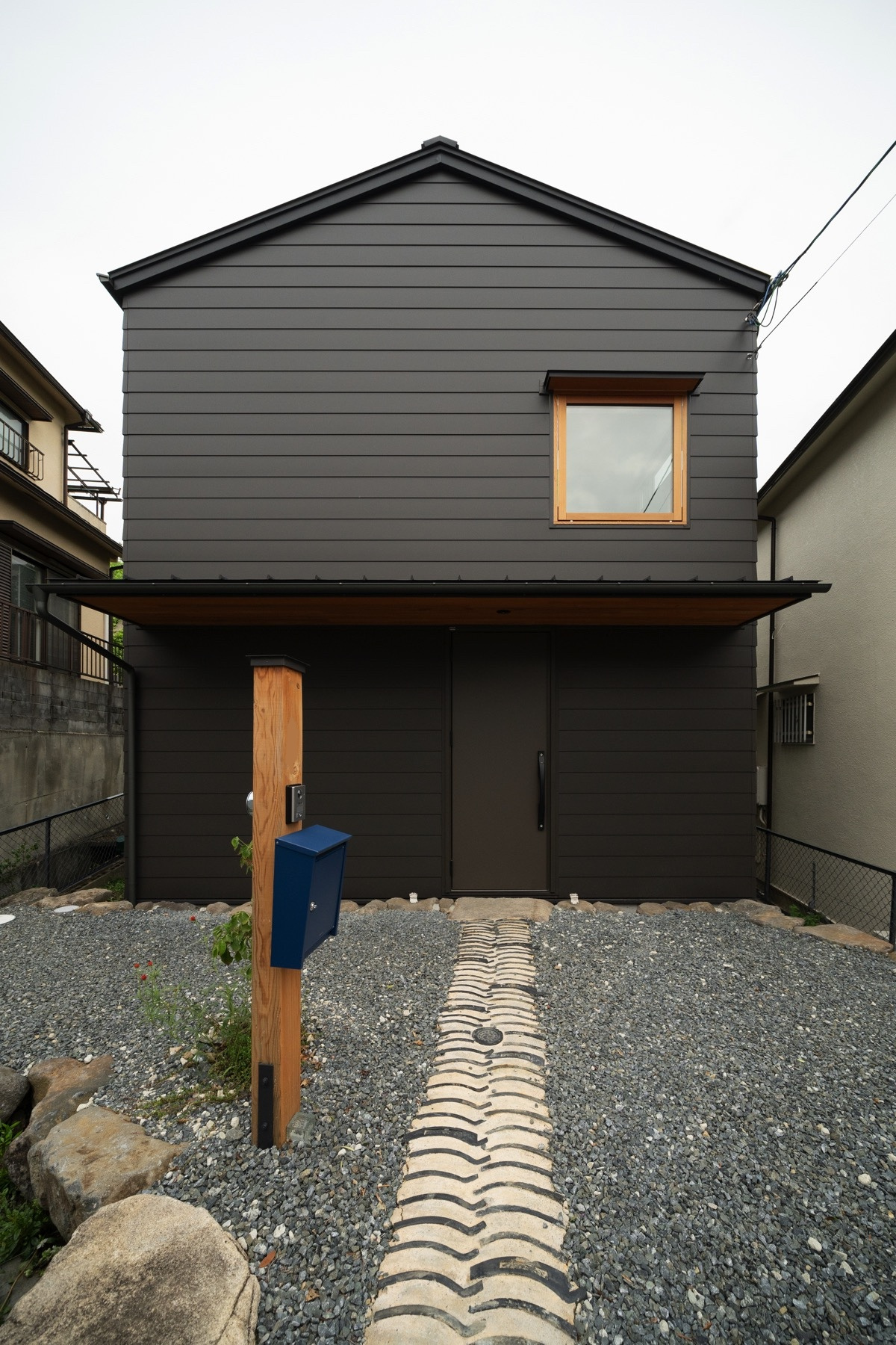 【大阪府高槻市】黒い家｜ガルバリウムの黒色に木製サッシがアクセントの外観