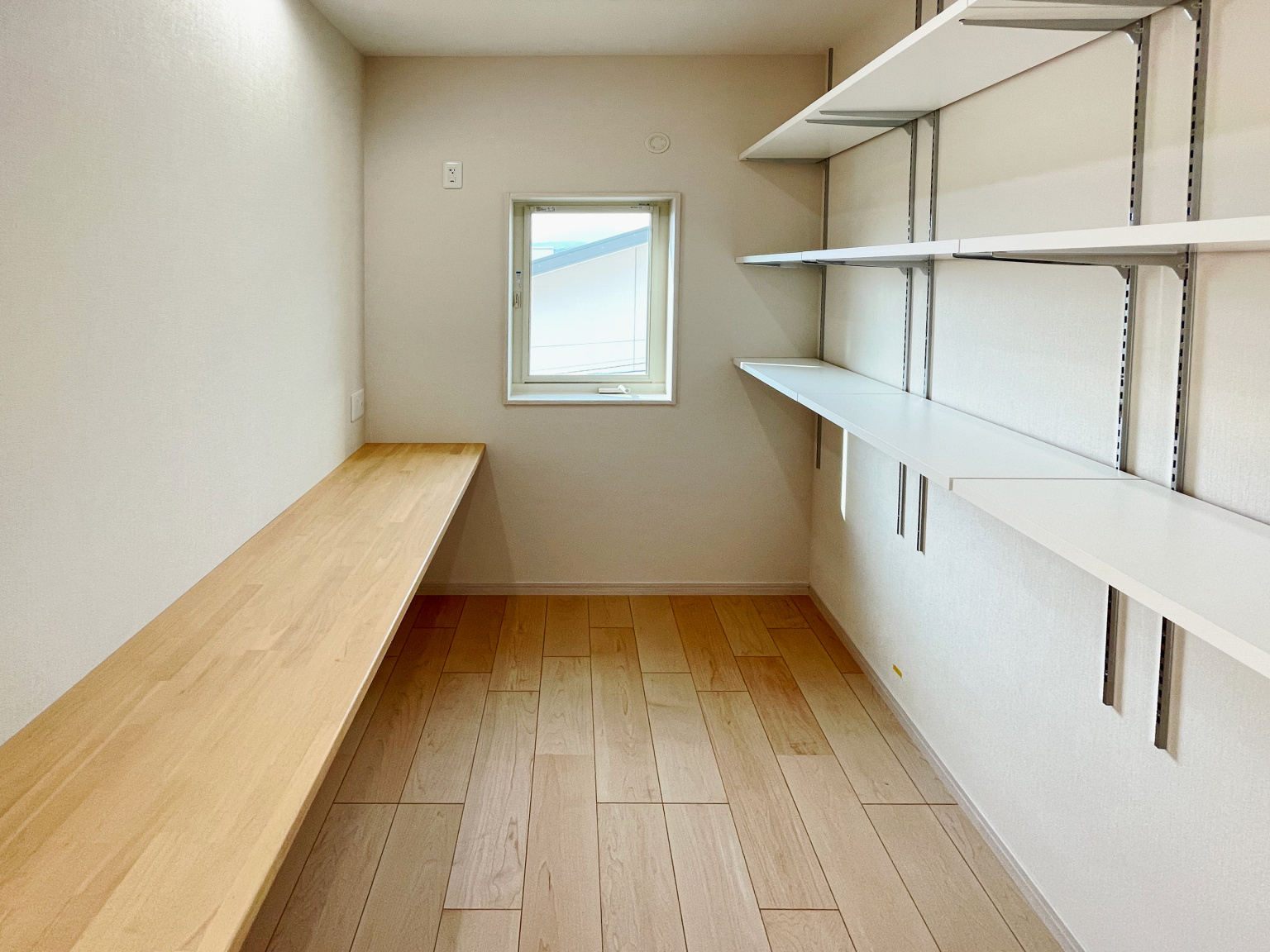 仕事部屋と本棚