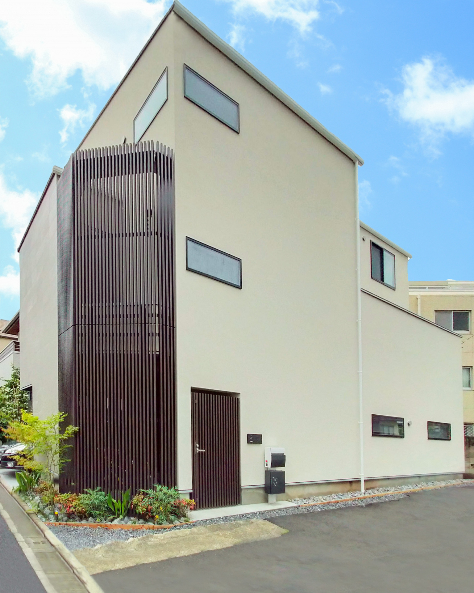花壇とルーバーが目を引く外観