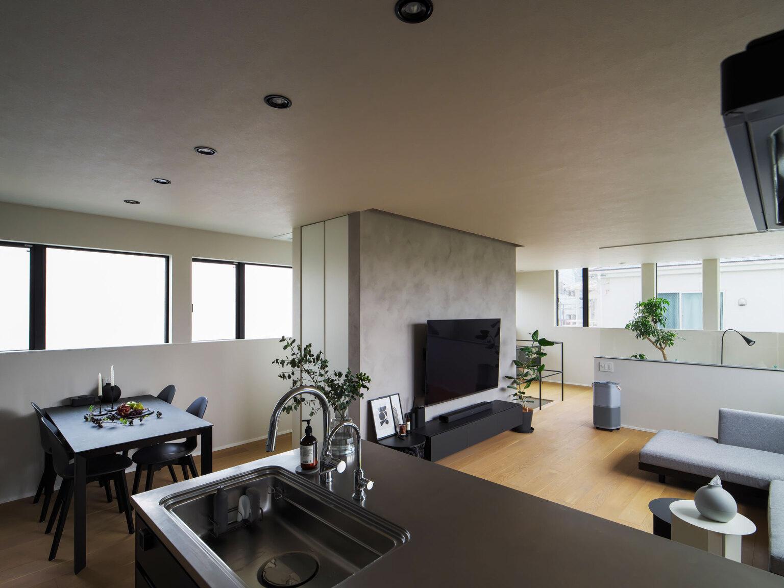 2階LDKをグルッと囲う連窓のおかげで都市の中でも陽の光と熱を室内にたっぷりと取り込み、心地よく住まえます。