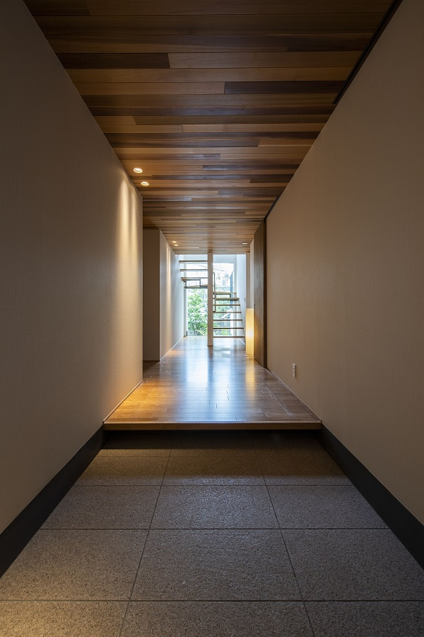 【神戸】大判タイルの床がホテルライクな雰囲気の玄関ホール
