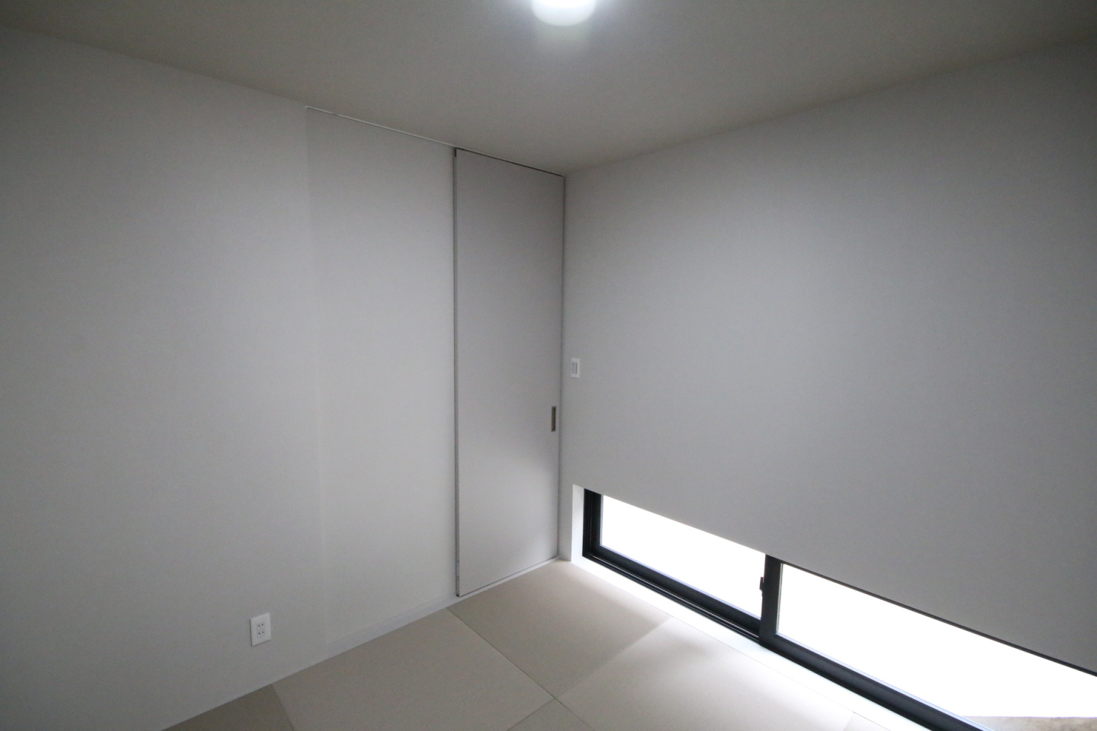隣家が近接した面には光が必要ない和室を配置。