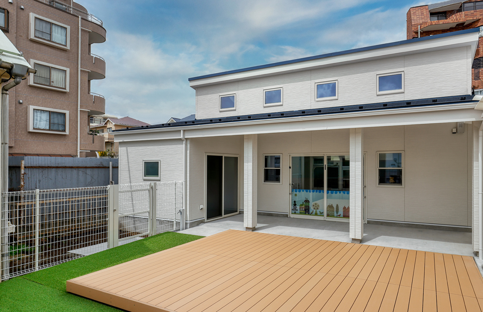 白を基調とした深い軒のある平屋