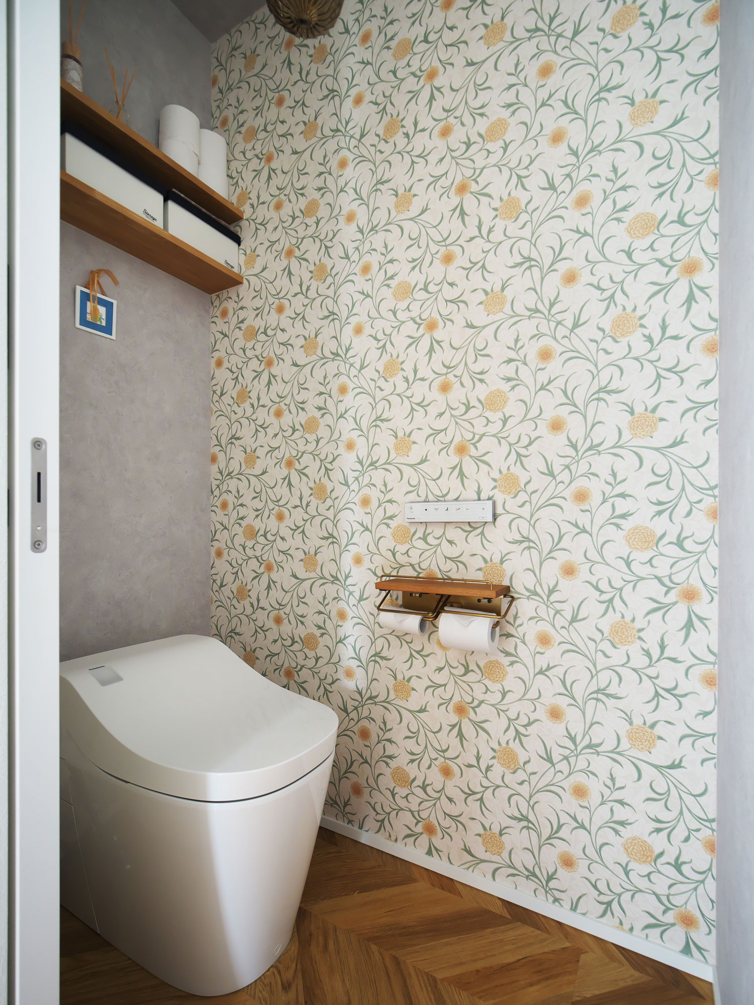 アクセントに花柄のクロスを採用したトイレ