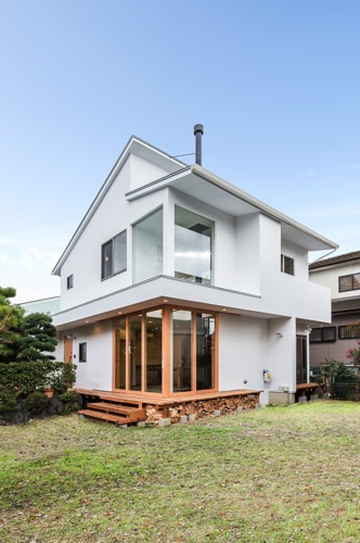 差しかけ屋根と煙突が可愛い外観