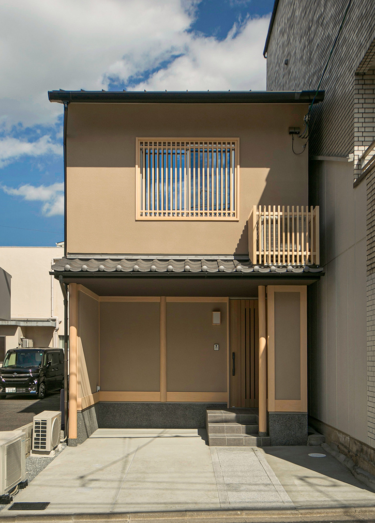 北山杉の丸柱がアクセントになった京都らしい数寄屋風の外観