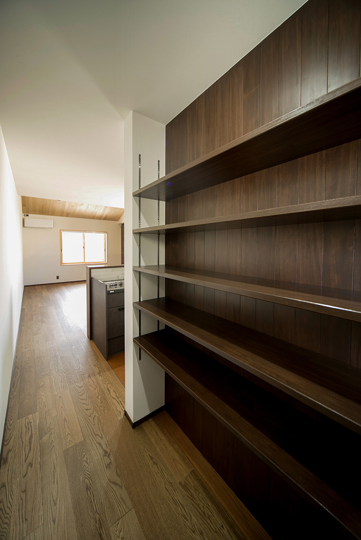 廊下の本棚は移動するだけの空間ではなく家族の図書館として機能しています
