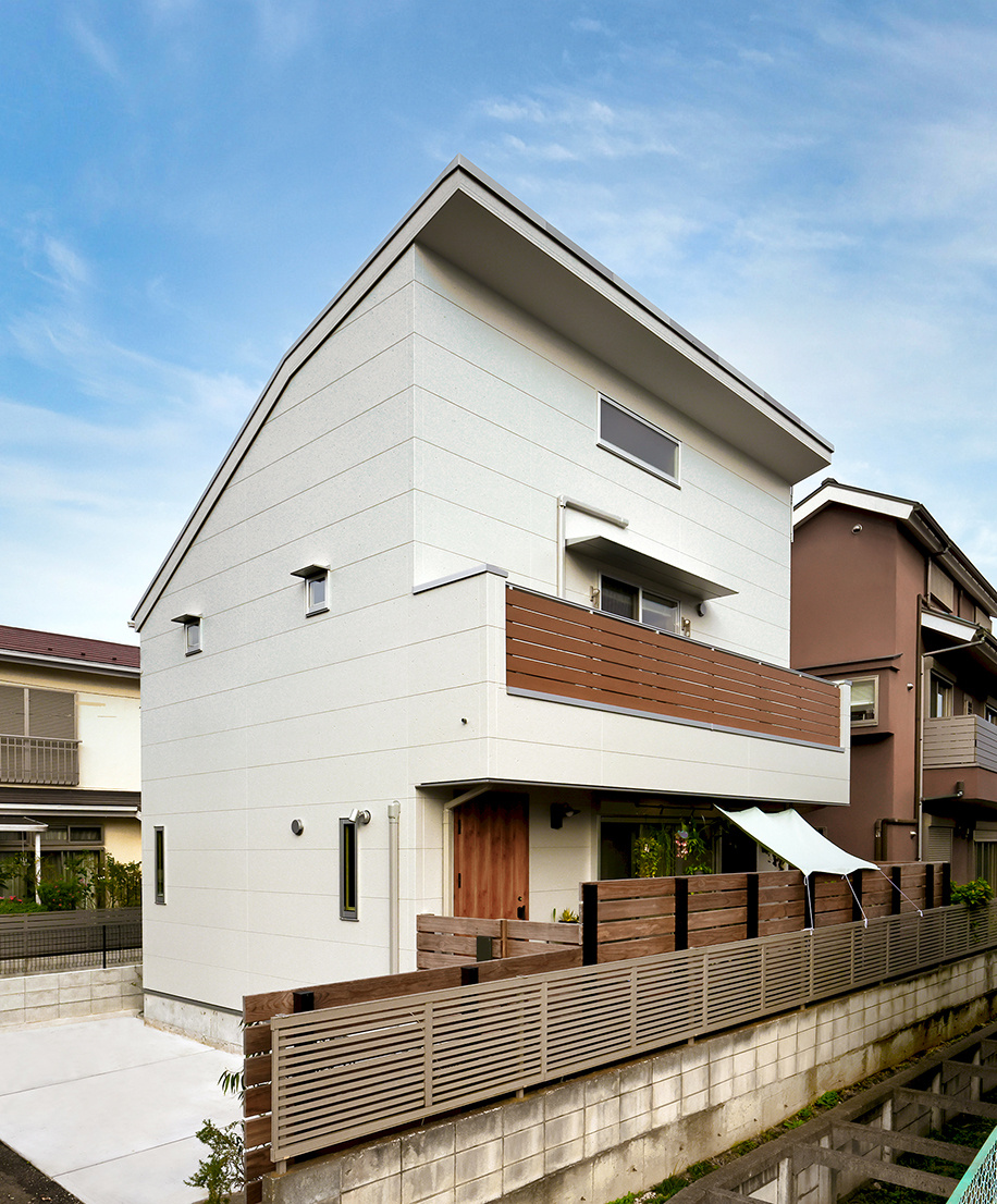 シンプルな外壁と形＋ウッドフェンス　［ナチュラルな外観］