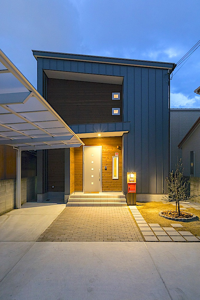 夜の光が語る、木の魅力が映える住まい