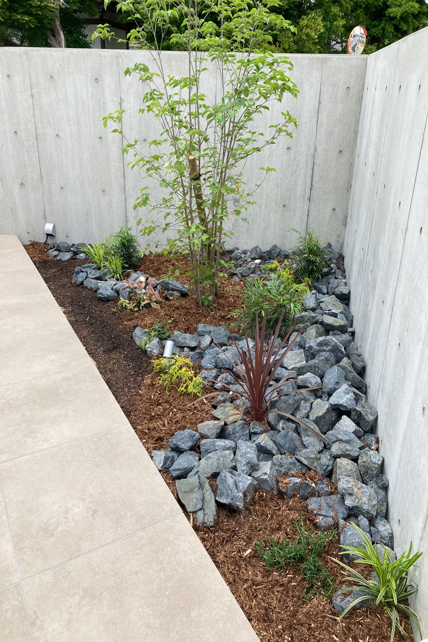 テラスの一角を彩る植栽でアウトドアリビングを癒しの空間に