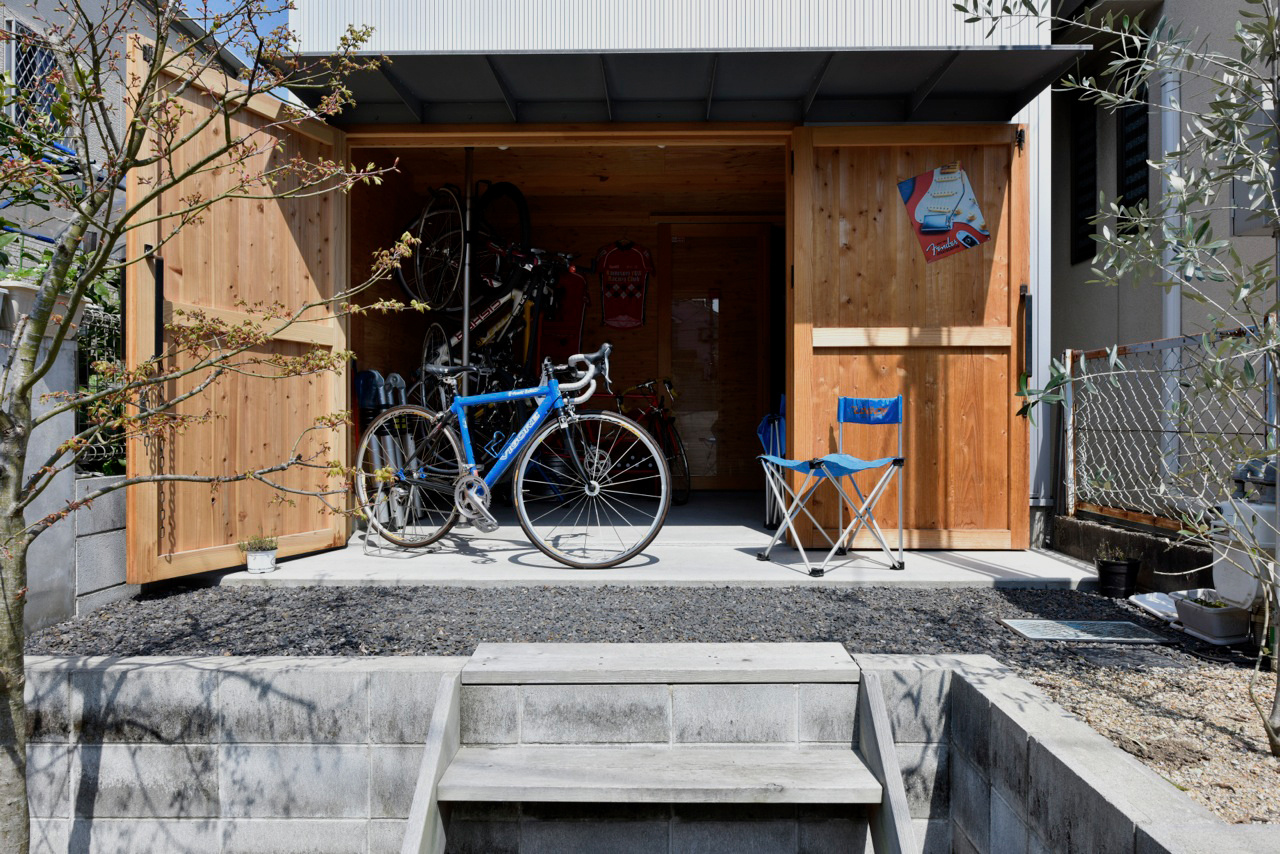 趣味の自転車を楽しむゆったり使える土間コンクリートの玄関スペース
