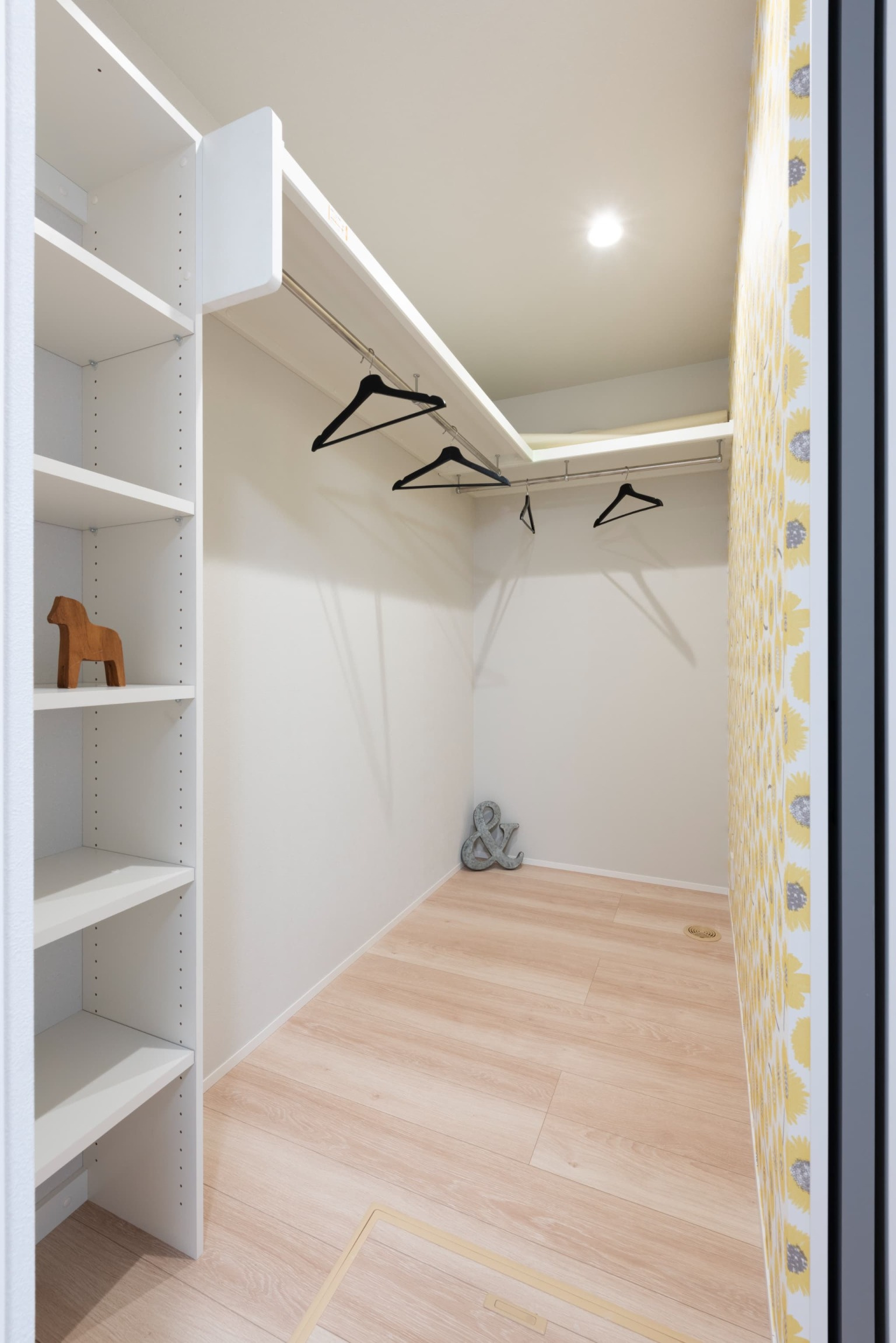ご夫婦それぞれのお部屋から出入り可能なWIC