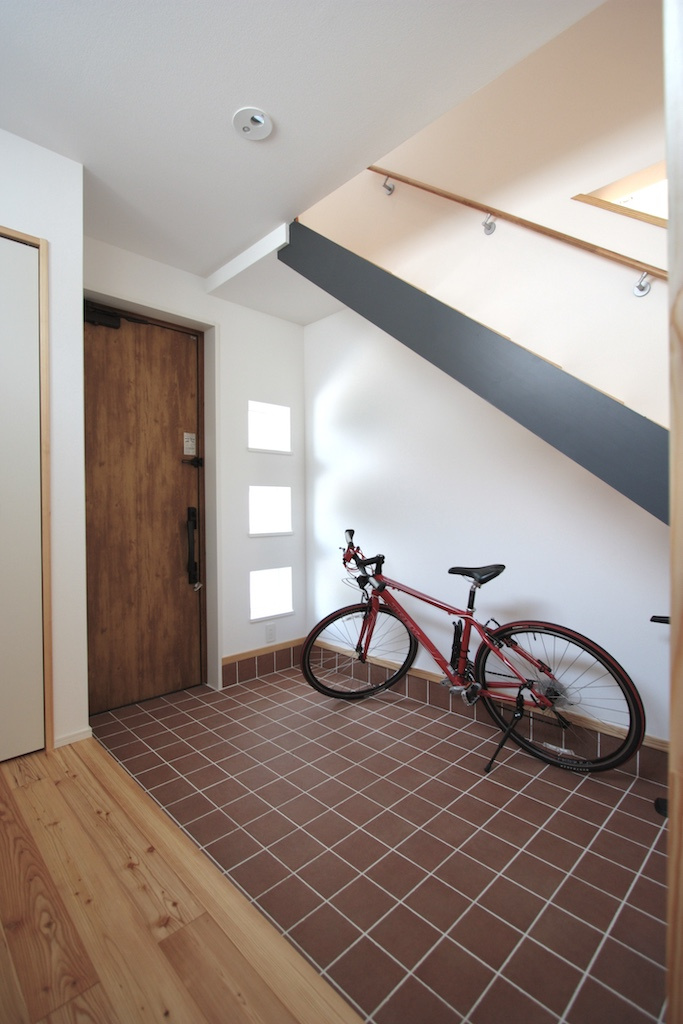 自転車も収納OK！広々土間と明るい玄関