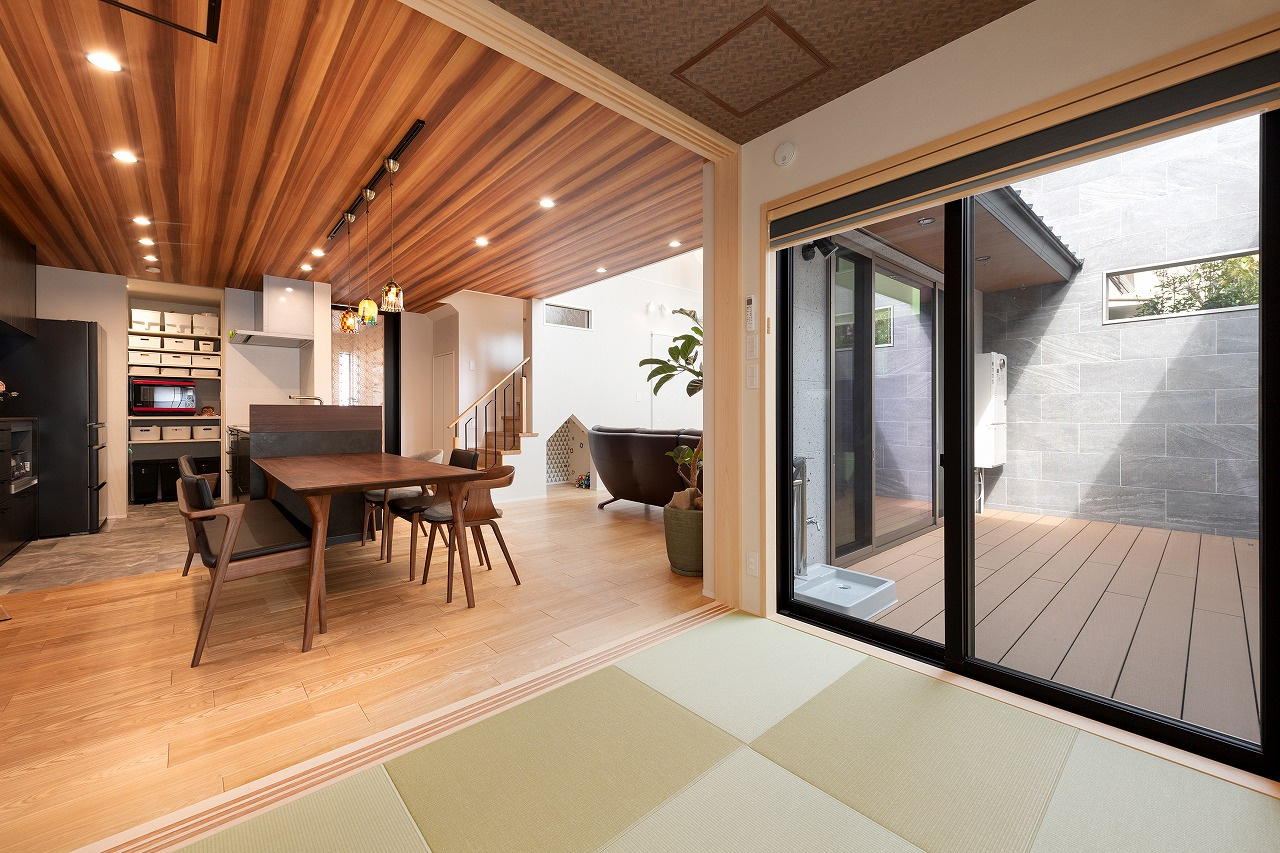 穏やかな光と美しい素材が、心を豊かに彩る住まい。｜重量木骨の家×中庭×モダン×アウトドアリビング