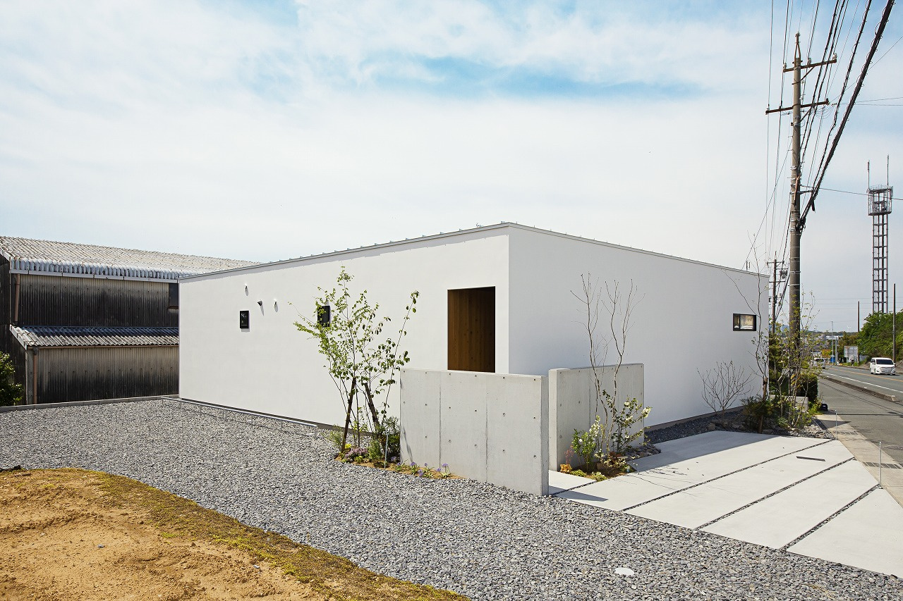 土間の廊下で中庭を囲んだコの字の平屋『HILLA-house』
