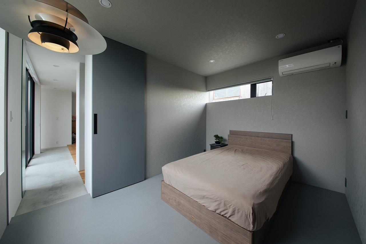 土間の廊下で中庭を囲んだコの字の平屋『HILLA-house』