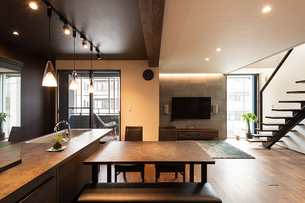 店舗のような個性的なデザインが印象的な木造3階建ての家|中庭のある家×重量木骨