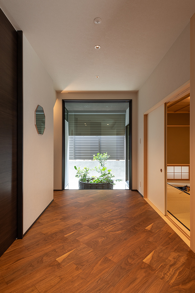 店舗のような個性的なデザインが印象的な木造3階建ての家|中庭のある家×重量木骨